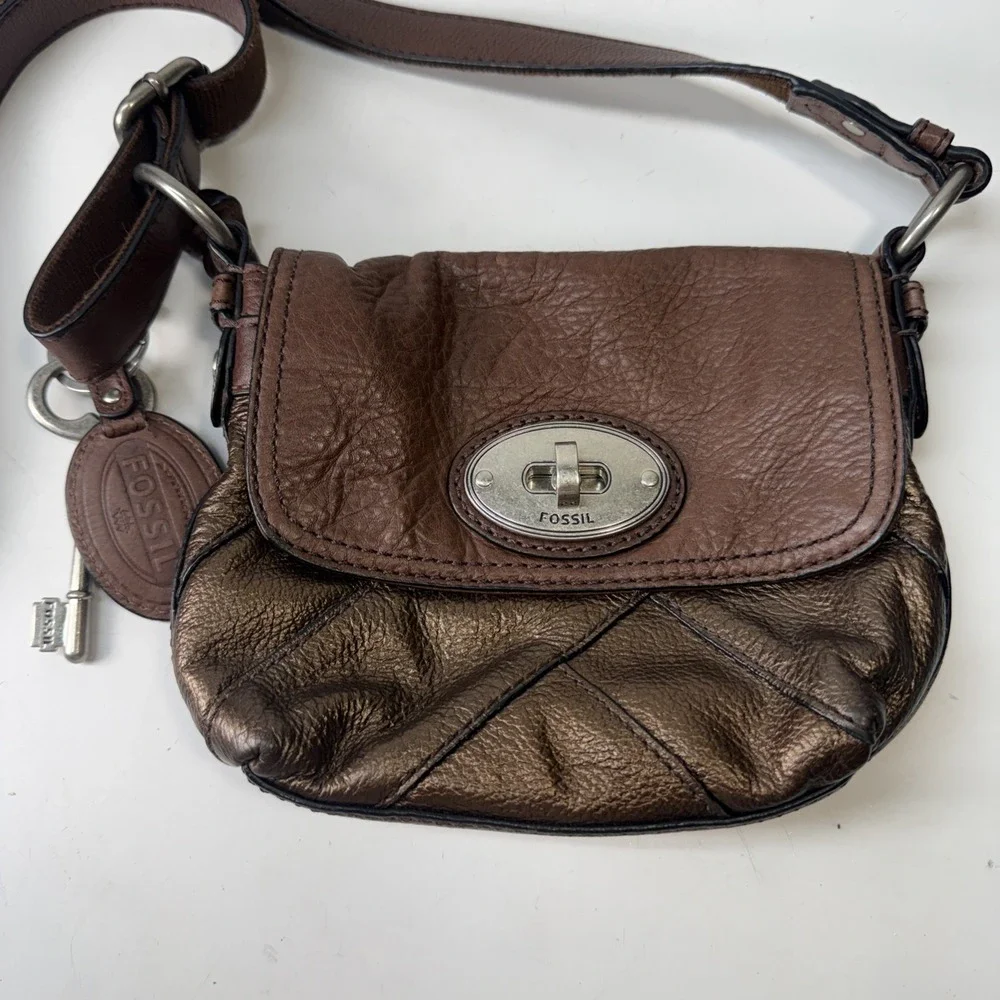 Y2K Fossil Maddox Turnlock Crossbody Bag in Soft Brown Metallic Leather Hangtag